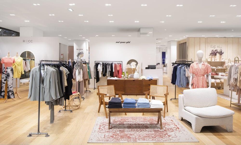 Revue des vêtements des Galeries Lafayette